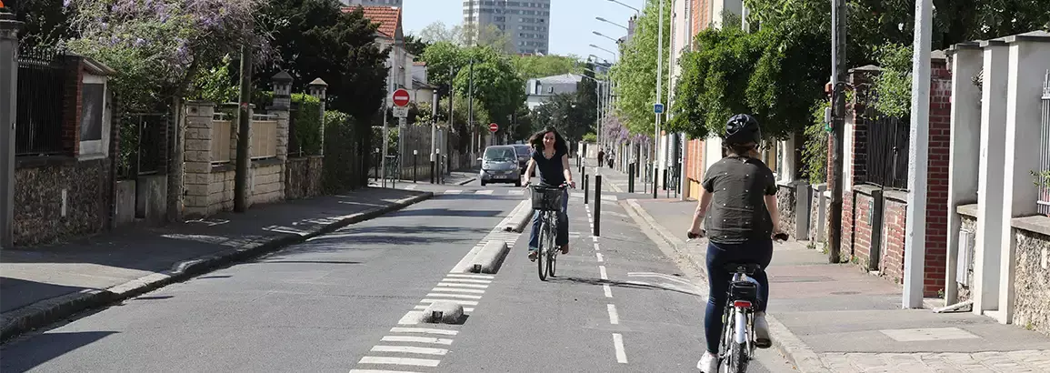 Personnes circulant à vélo à Nanterre sur une piste cyclable